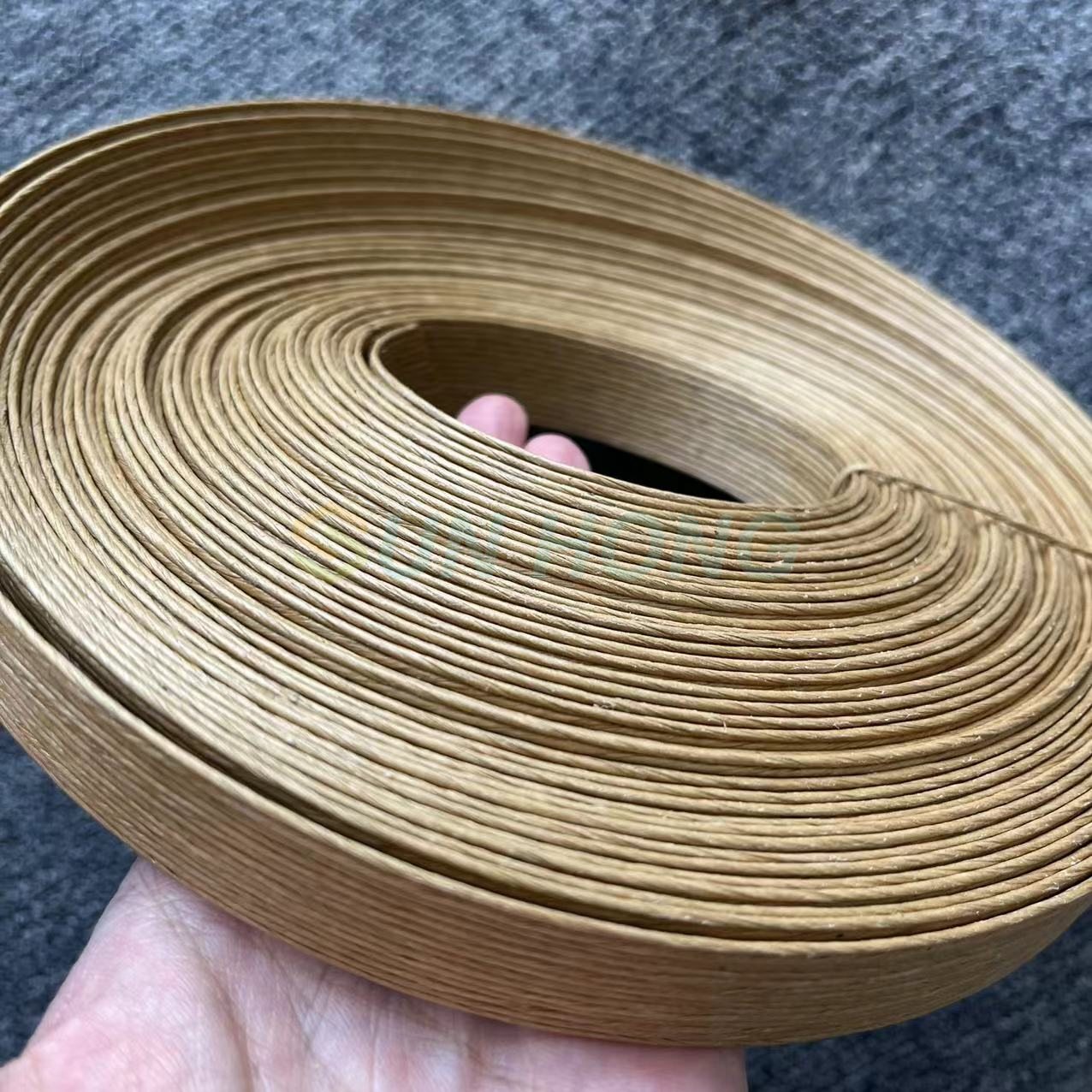 Recyclingpapier auf Papiermaschine Klebeband aufdrehen