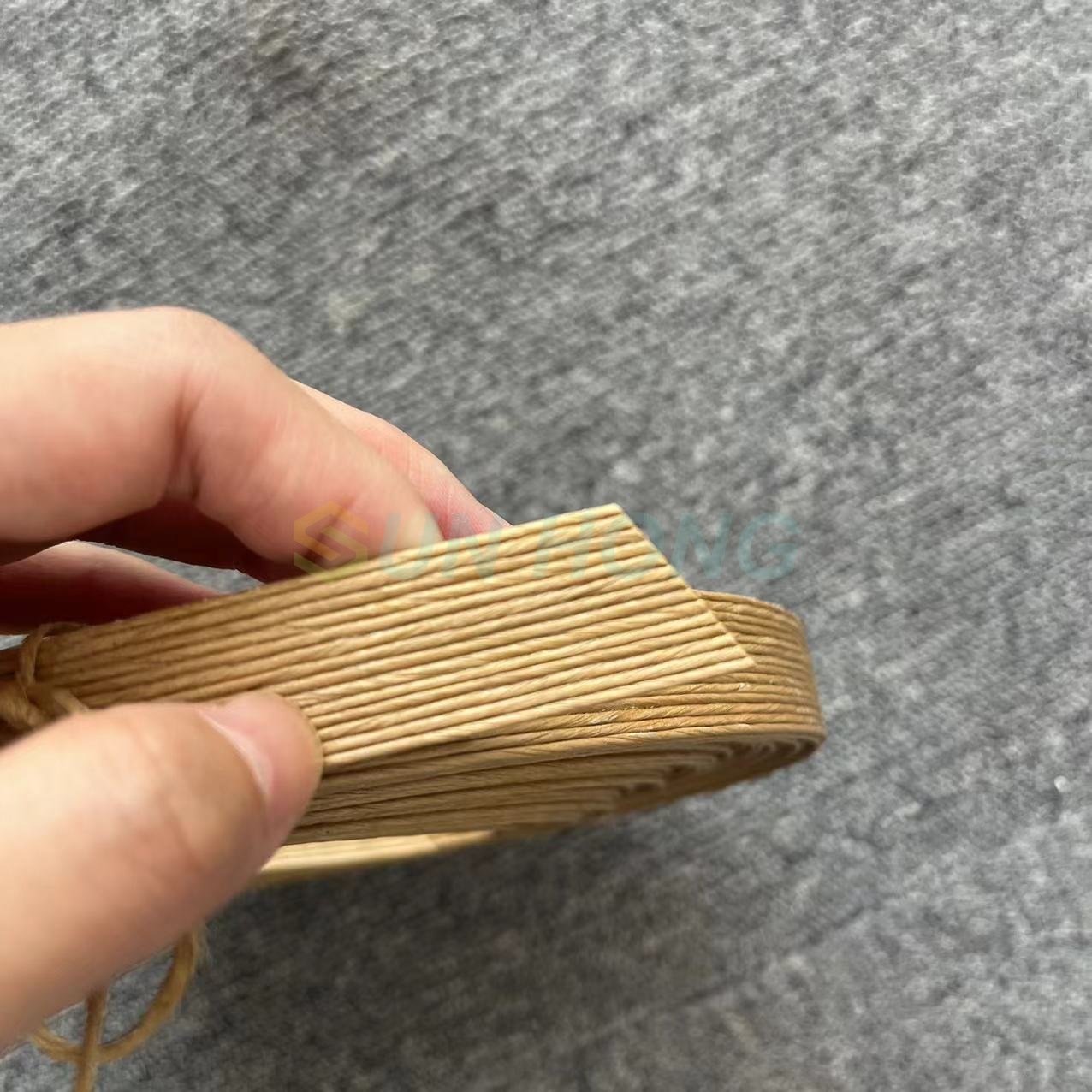 Recyclingpapier auf Papiermaschine Klebeband aufdrehen