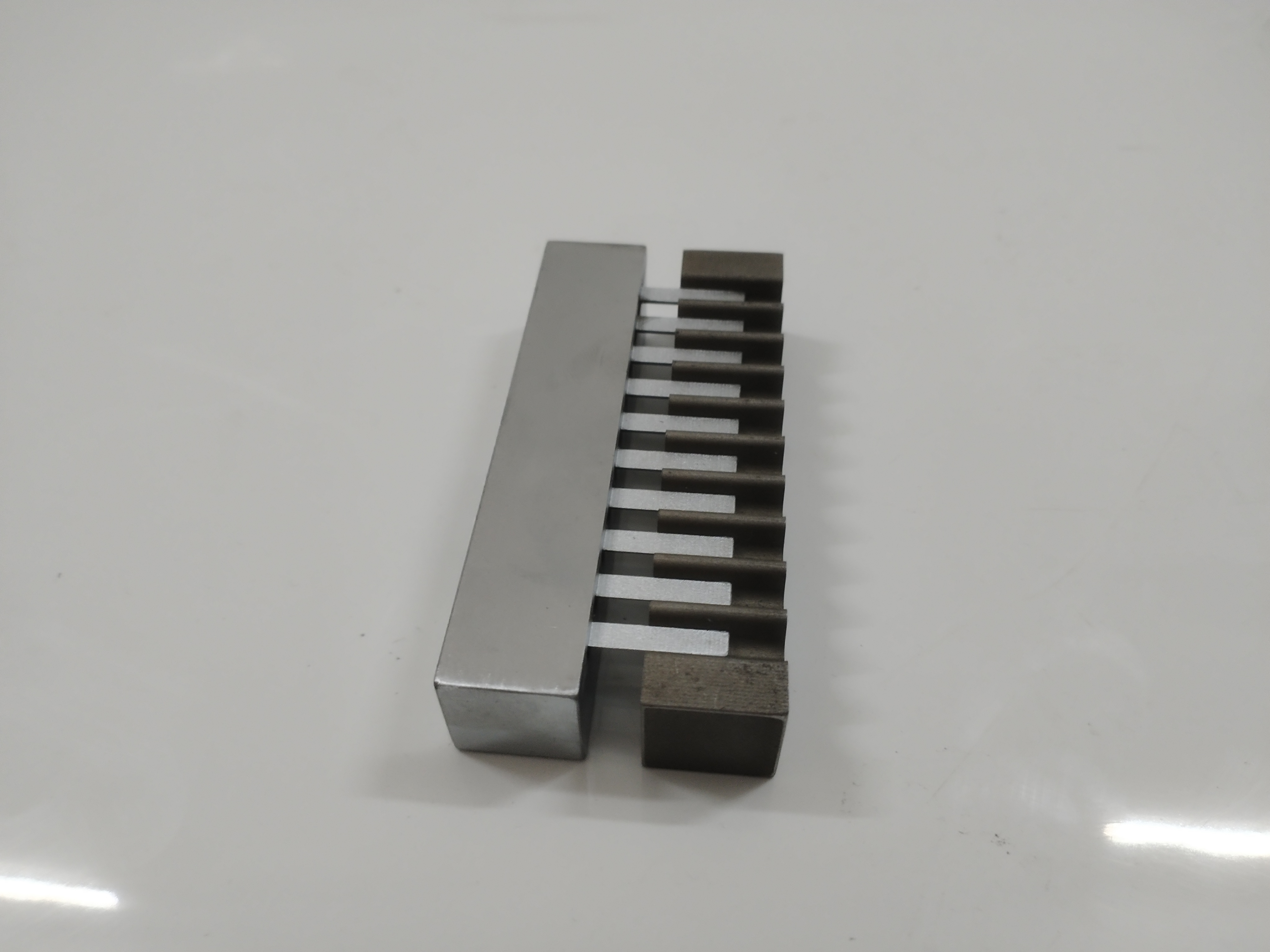 Vertikaler Fluter aus Pappe