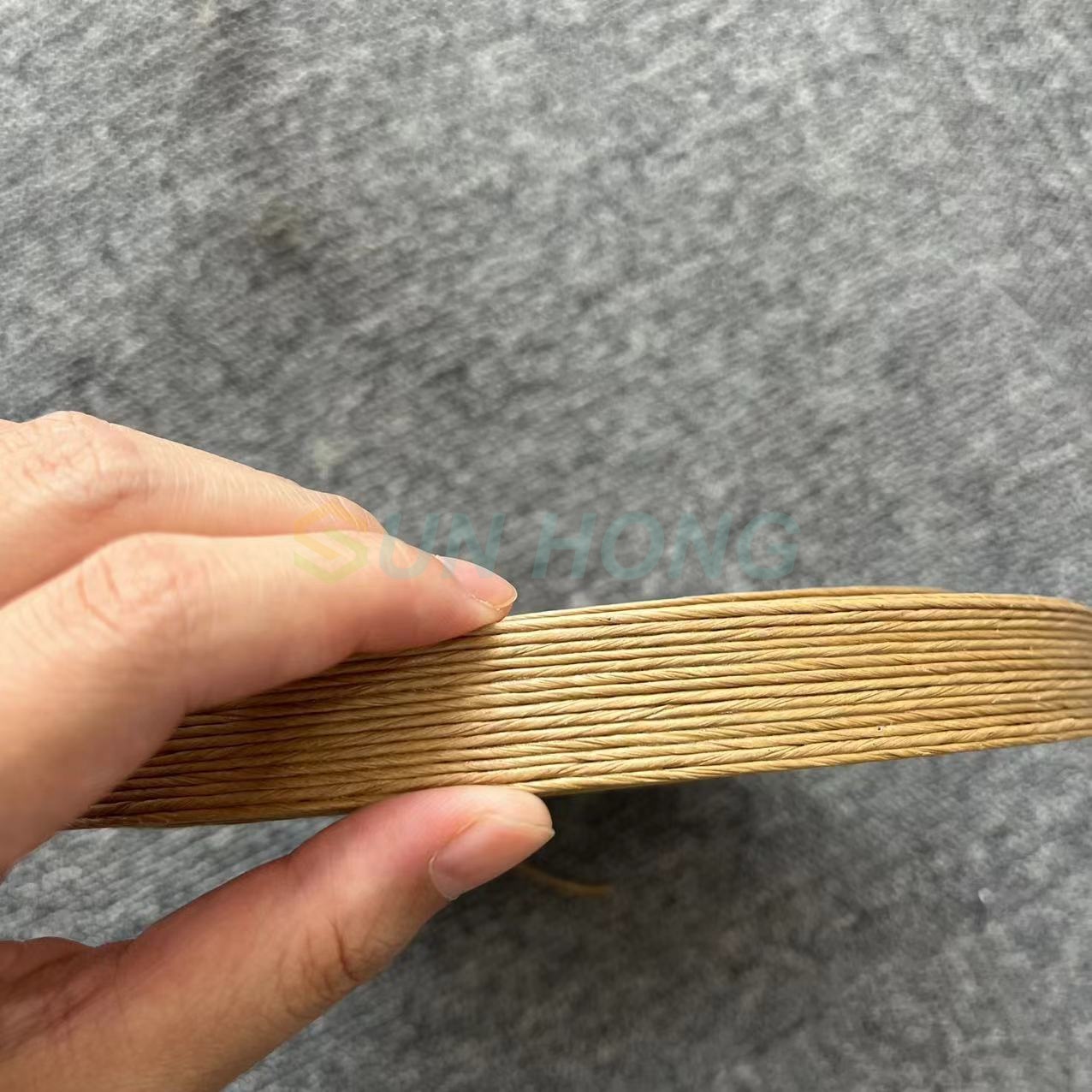 Recyclingpapier auf Papiermaschine Klebeband aufdrehen