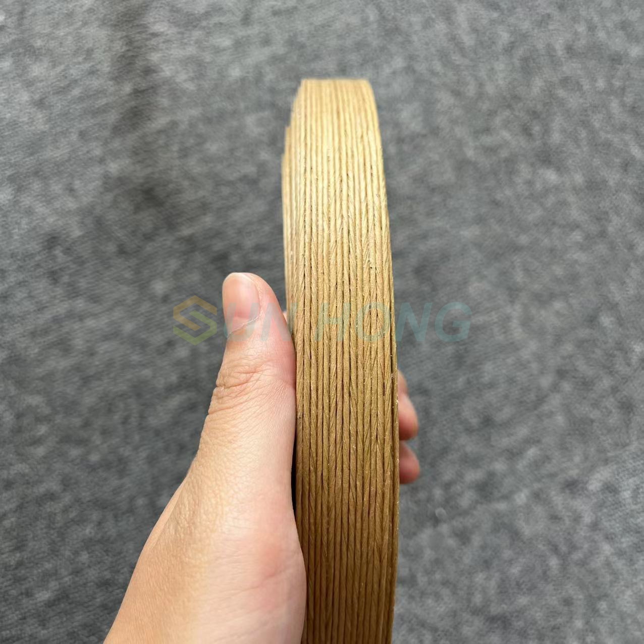 Recyclingpapier auf Papiermaschine Klebeband aufdrehen