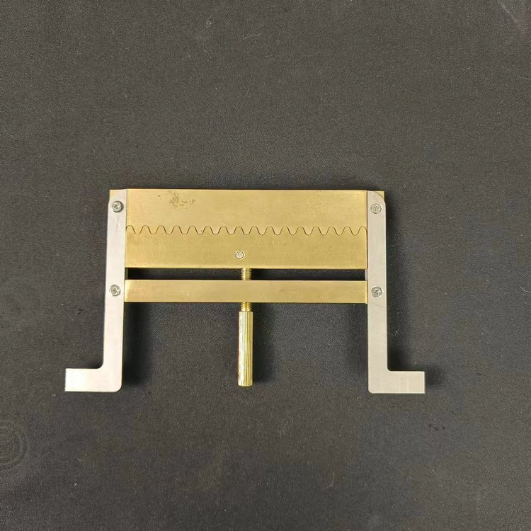 Vertikaler Fluter aus Pappe