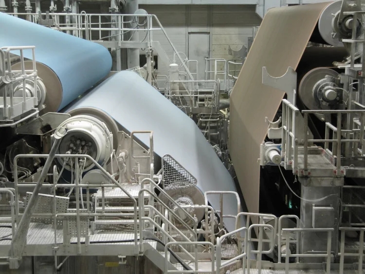 Wie nimmt man den Papierbogen vom Formstoff zum Pressfilz auf?