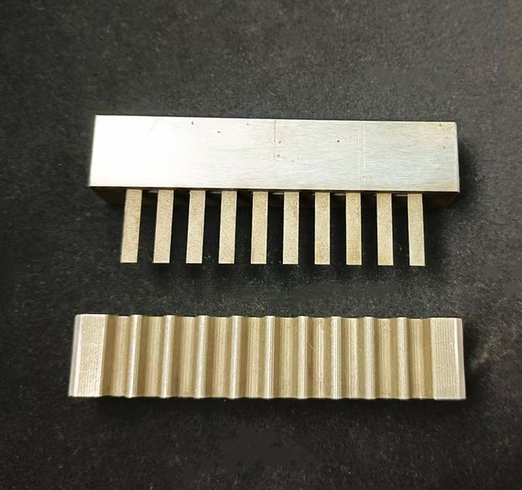 Vertikaler Fluter aus Pappe