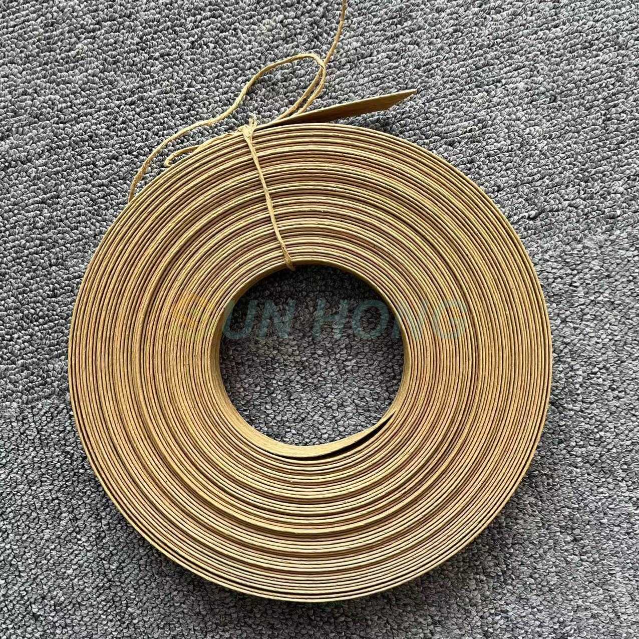 Recyclingpapier auf Papiermaschine Klebeband aufdrehen