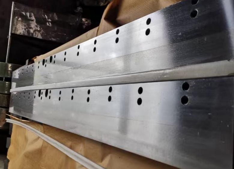Das CN-Schneidmesser eignet sich zum Schneiden von Wellpappe in Produktionslinien